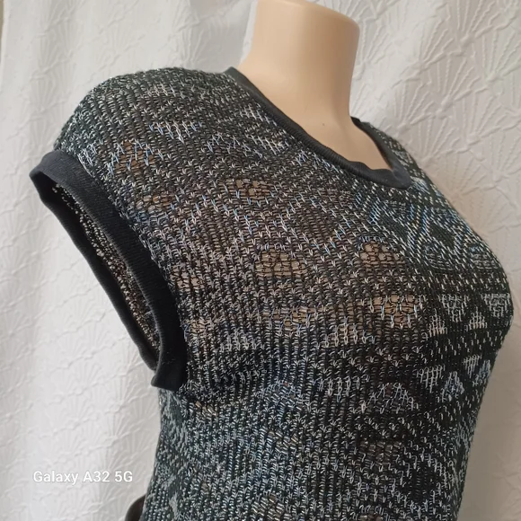 Zara Women Sz S Black and Gray Patterned Crop Top The label is missing, look at - Picture 5 of 12
